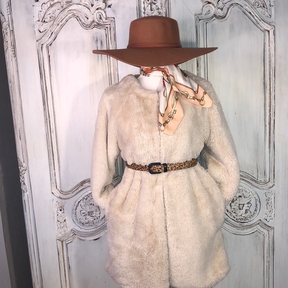 POPSUGAR Fluffy Cream Faux Fur Teddy Bear Coat Furry Fluffy Flirty Size Medium - Picture 3 of 14